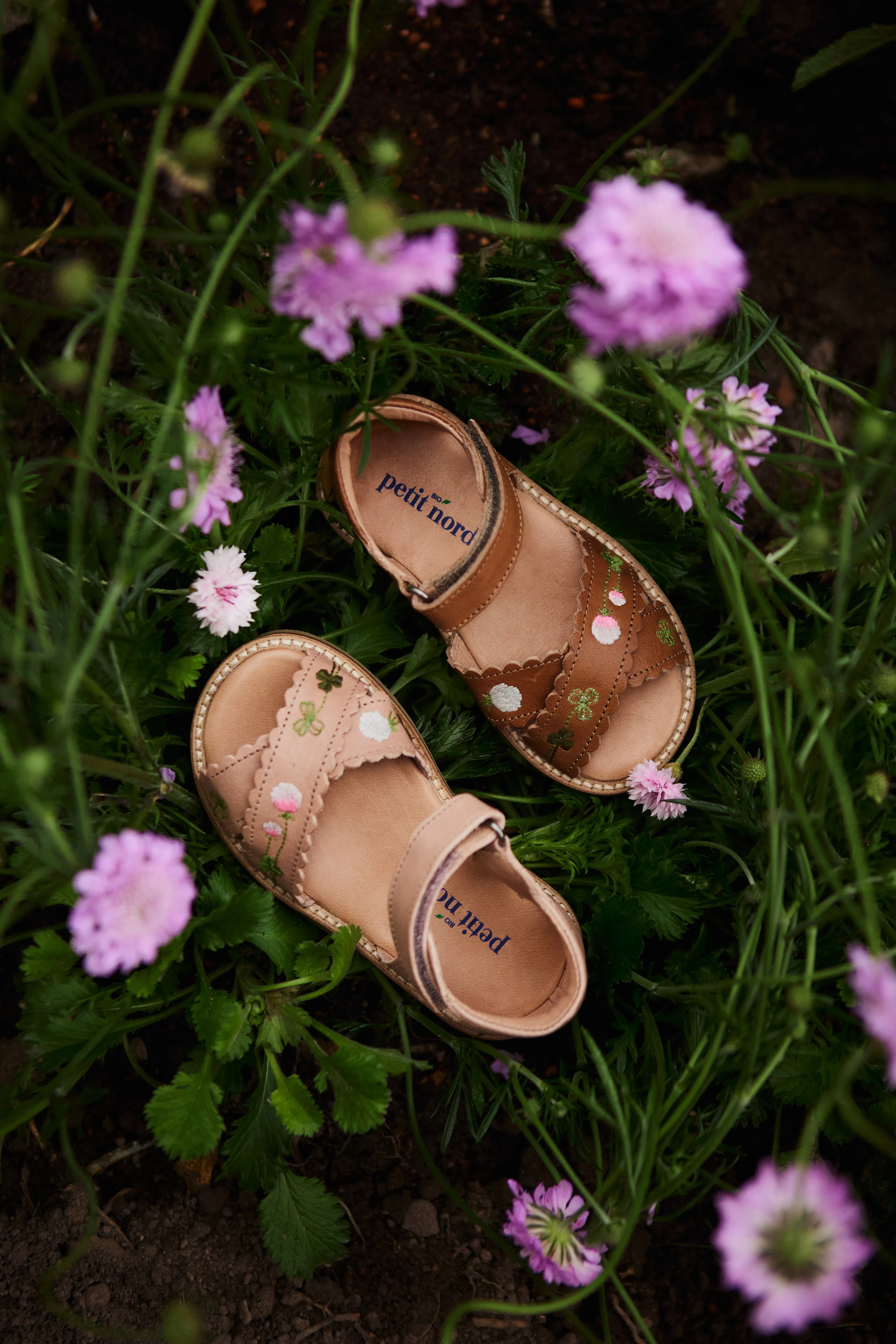 Blooming Clover Scallop Crossover Sandal - Soft pink