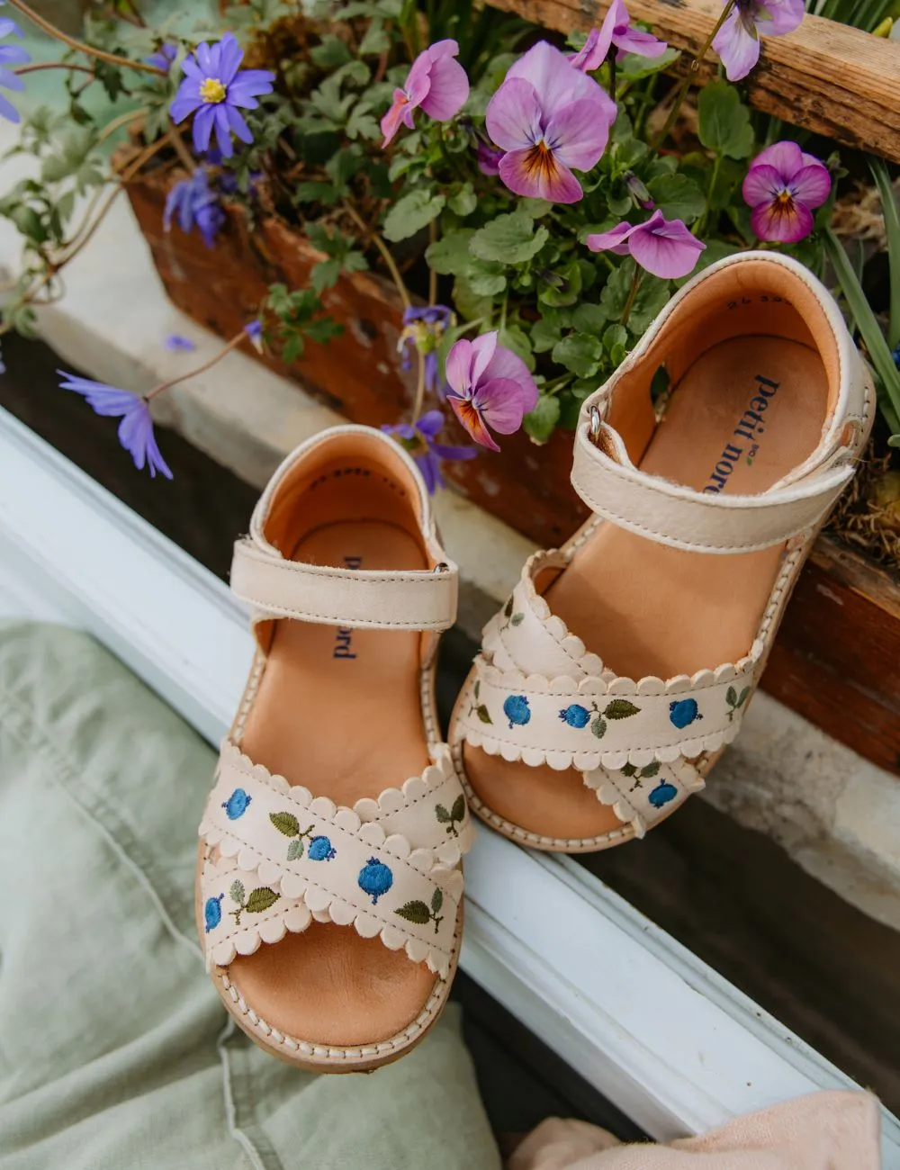 Blueberry Crossover Sandal - Cream