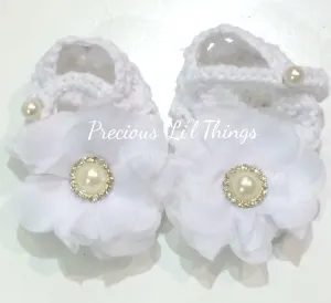 Newborn to one year white crochet flower booties. Shoes07