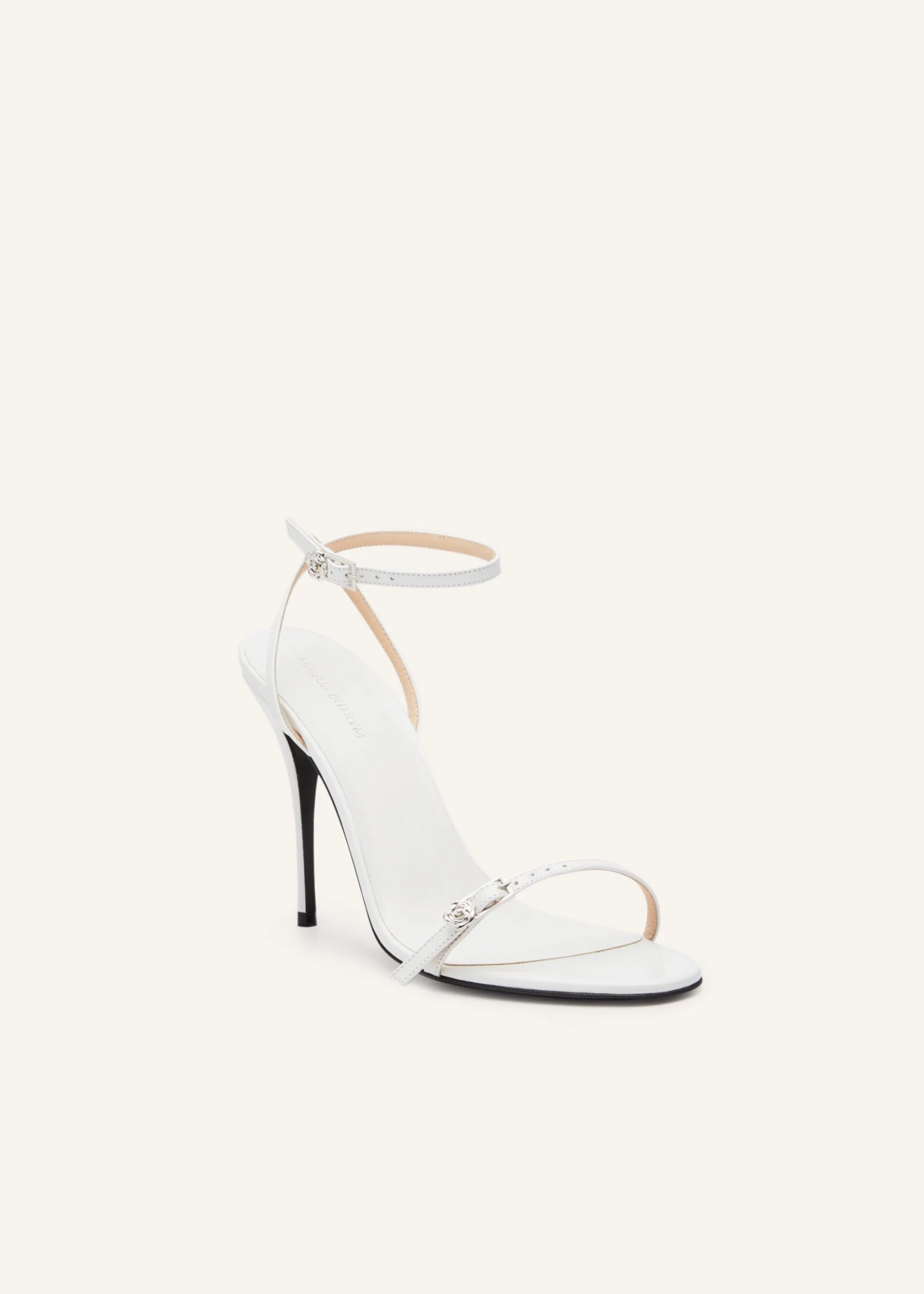 Rose-embellished leather sandals in white